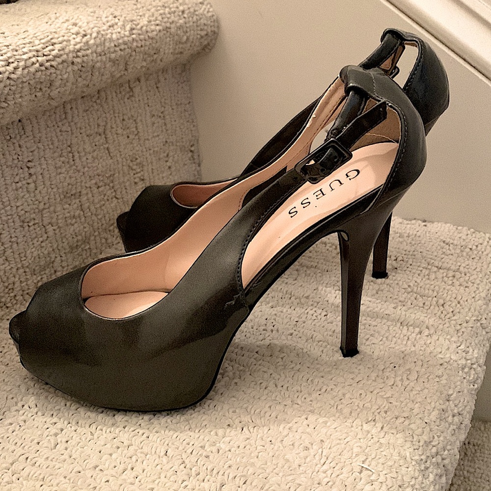 No box, right shoe has heat damage inside, outside is in excellent condition.